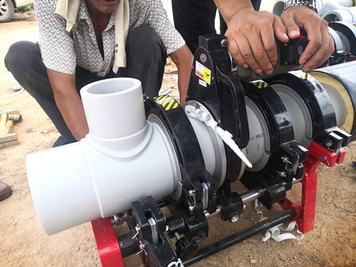 第三步將需要焊接的管件與彎頭用銑刀進行清潔